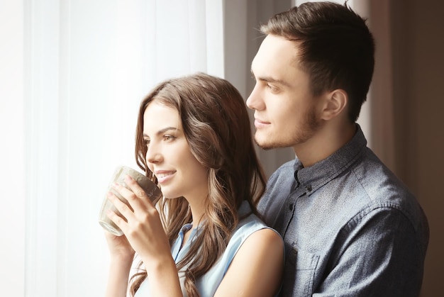 Beau jeune couple à la maison gros plan