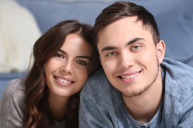 Beau jeune couple à la maison