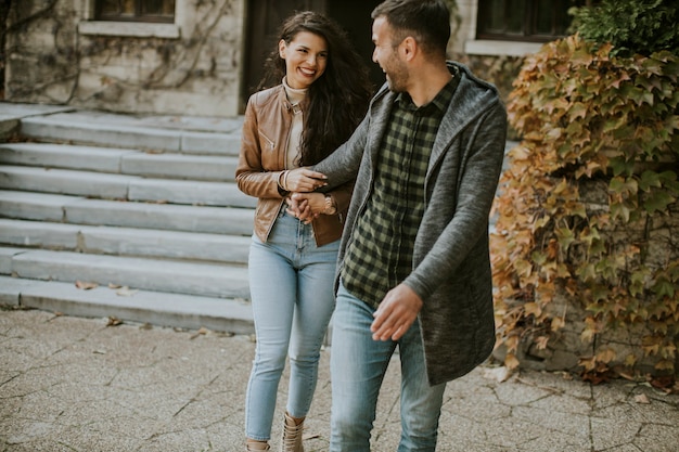 Beau jeune couple marchant dans le parc en automne