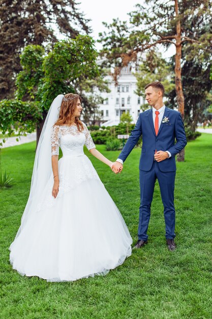 Beau jeune couple de mariage dans la nature, couple amoureux