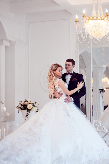 Beau jeune couple, la mariée et le marié.