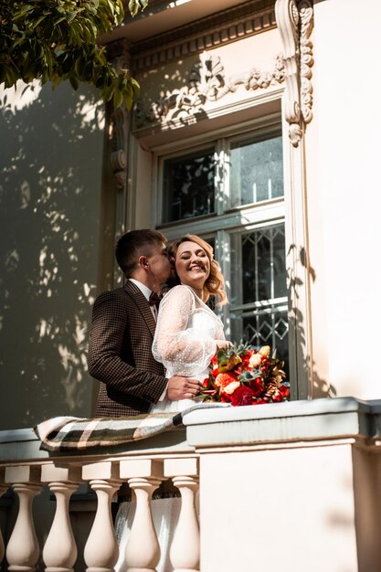 Beau jeune couple de mode sur le mariage