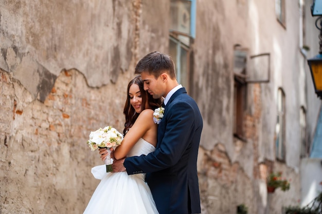 Beau jeune couple de mode sur le mariage