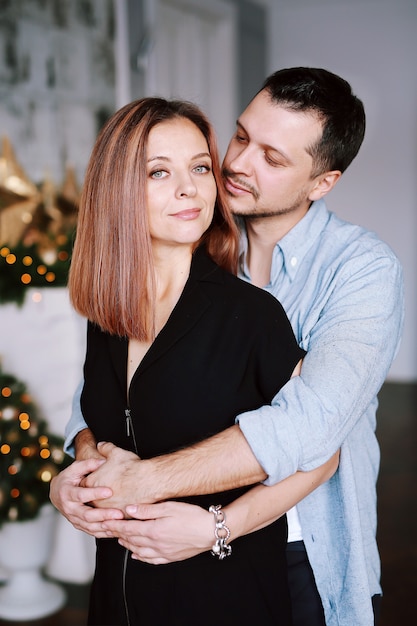 Photo beau jeune couple à noël