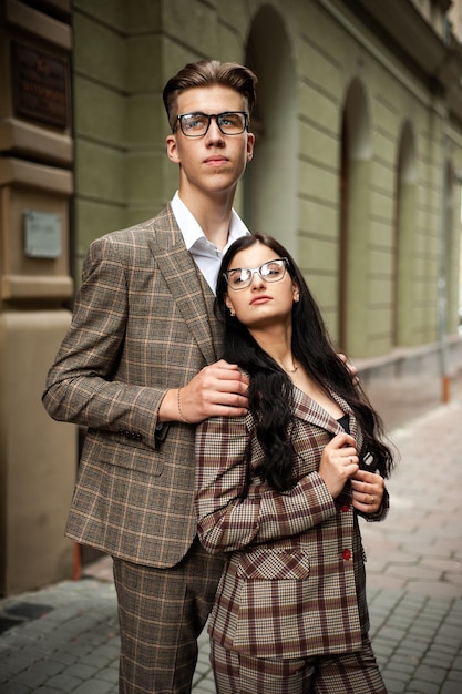 Beau jeune couple portant des vêtements décontractés