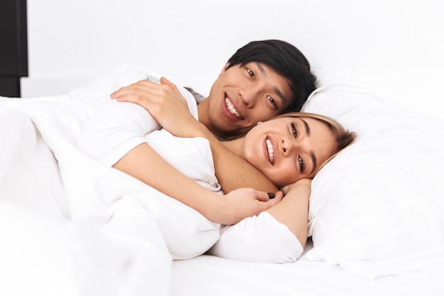 Beau jeune couple, pose dans son lit