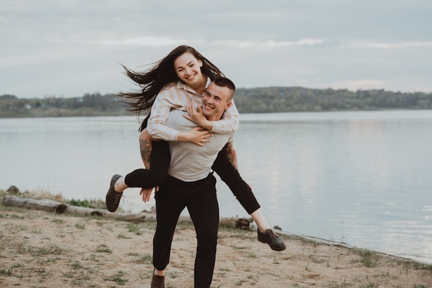 Beau jeune couple près d'une rivière