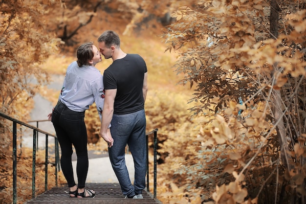 Beau jeune couple en promenade dans le parc en automne