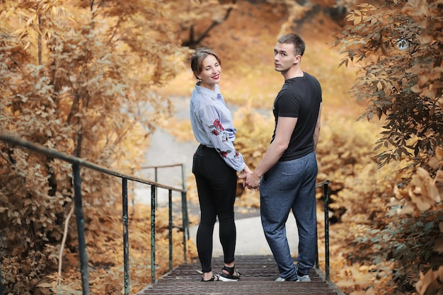 Beau jeune couple en promenade