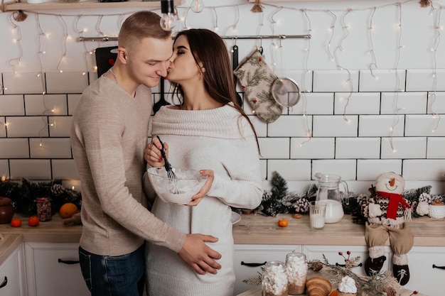 Beau jeune couple romantique cuisine debout s'embrasser et s'embrasser