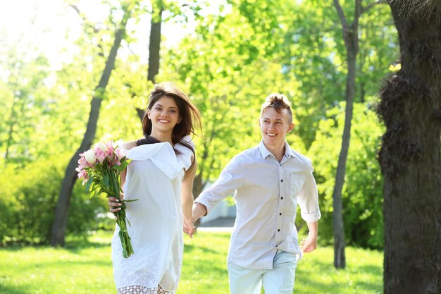 Beau jeune couple s'amusant dans le parc aux beaux jours