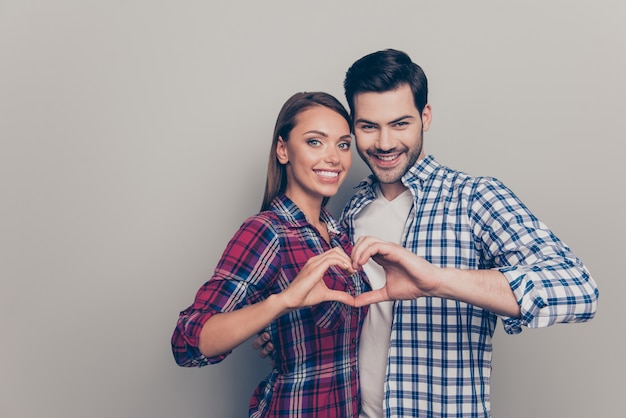 Beau jeune couple s'amusant ensemble