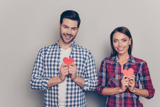 Beau jeune couple s'amusant ensemble