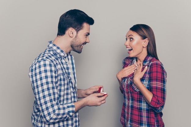 Beau jeune couple s'amusant ensemble