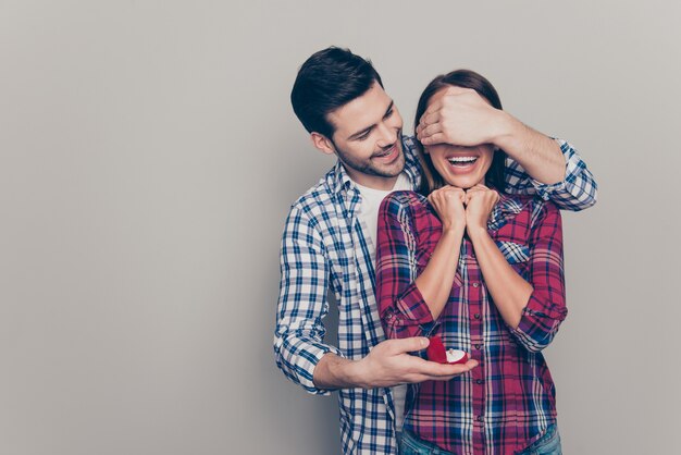 Beau jeune couple s'amusant ensemble