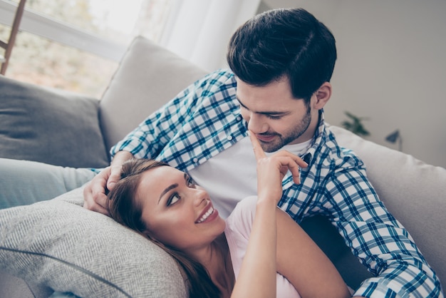 Beau jeune couple s'amusant ensemble