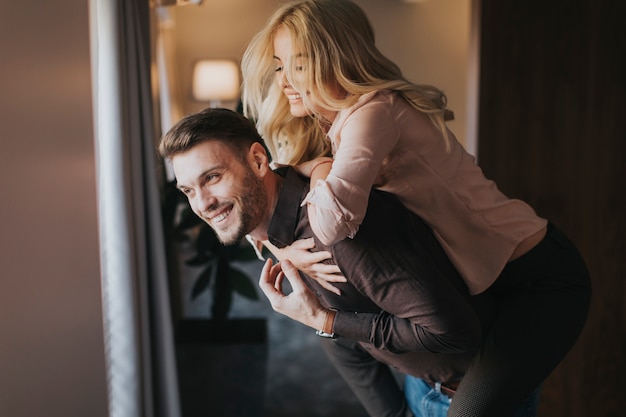 Beau jeune couple s&#39;amuser dans la chambre