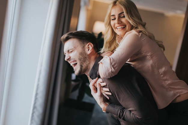 Beau jeune couple s&#39;amuser dans la chambre