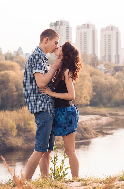 Beau jeune couple s&#39;embrassant