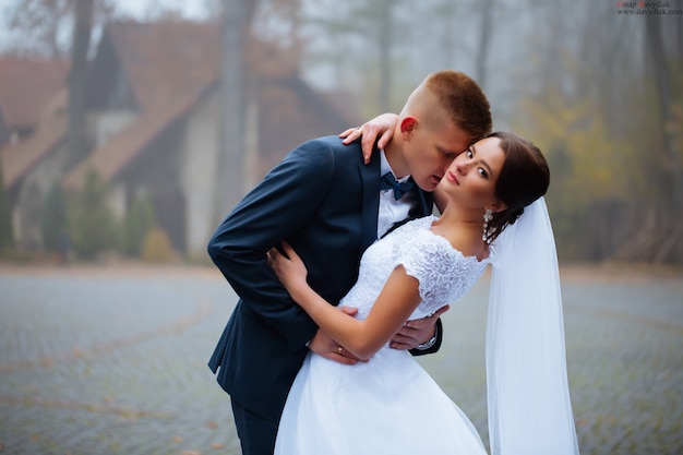 Beau, jeune couple, stand, sur, fond, forêt