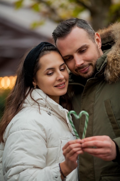 Beau jeune couple traditionnel heureux au marché de Noël Vacances d'hiver Vacances en Europe Nouvel An