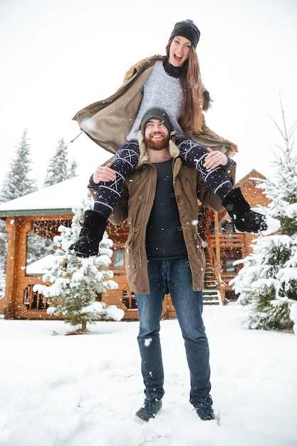 Beau jeune couple