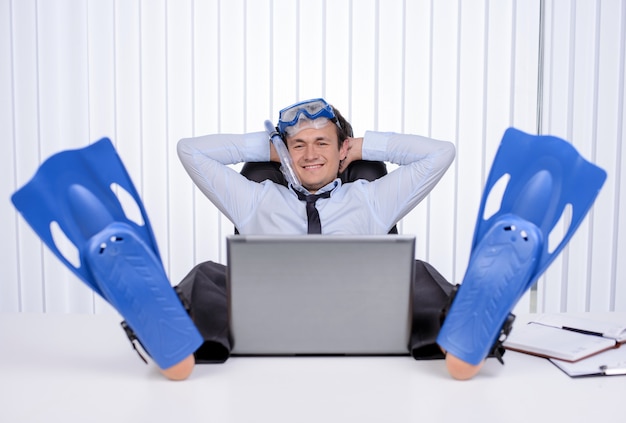 Beau jeune employé de bureau en tuba.