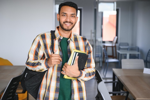 Beau et jeune étudiant masculin indien