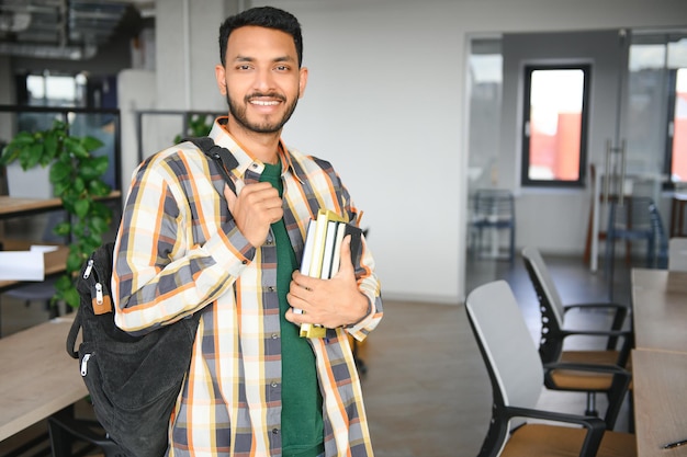 Beau et jeune étudiant masculin indien