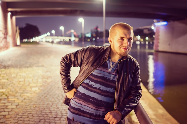 Beau jeune hipster à l&#39;extérieur dans la ville de nuit