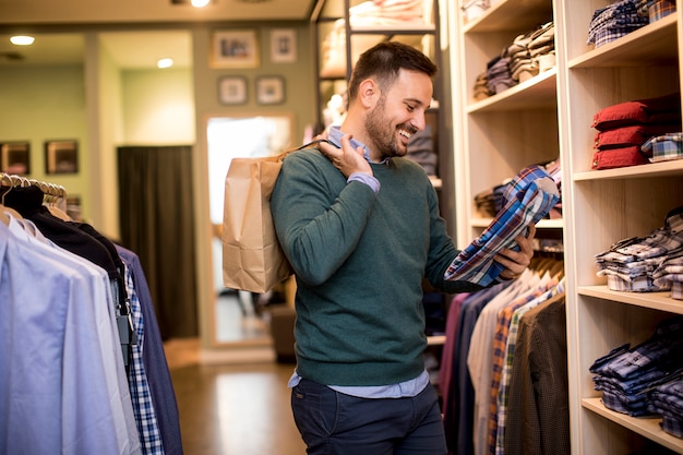 Beau, jeune homme, achat vêtements, dans, magasin mode