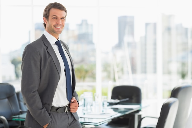 Beau jeune homme d&#39;affaires au bureau