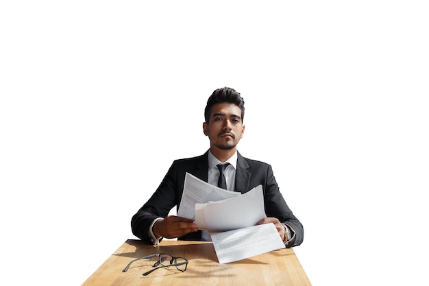 Beau jeune homme d'affaires avec des documents en main isolé sur fond blanc