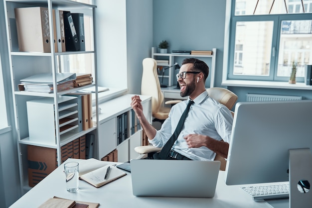 Beau jeune homme d'affaires travaillant sur le bureau