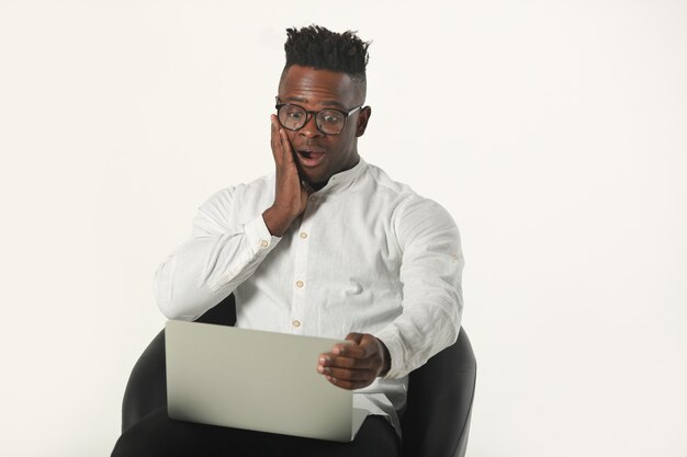 Beau jeune homme africain en chemise blanche