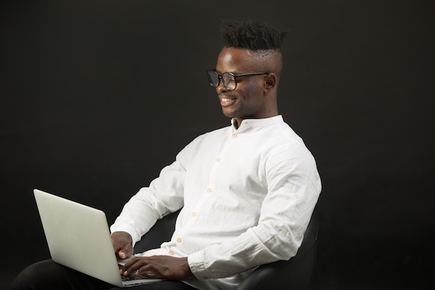 Beau jeune homme africain en chemise blanche