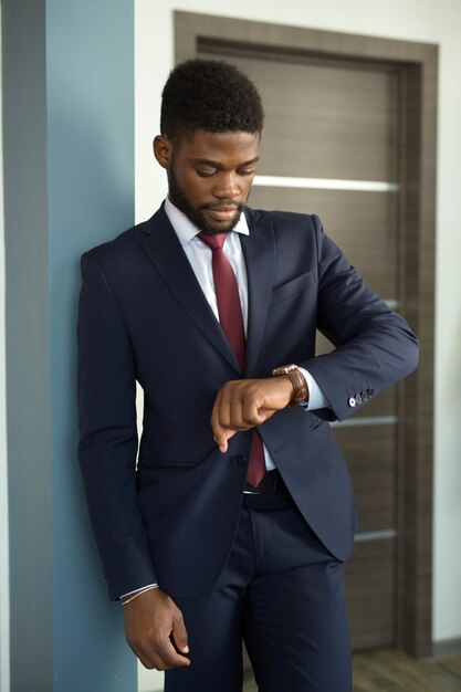 beau jeune homme africain en costume au bureau