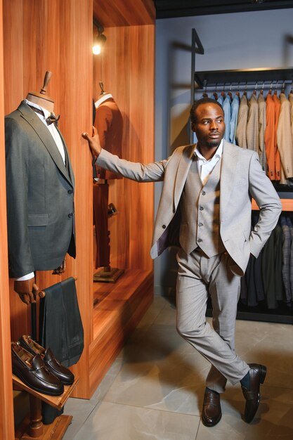 Photo un beau jeune homme africain en costume dans le magasin.