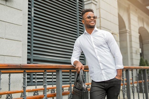 Beau jeune homme africain dans une chemise blanche