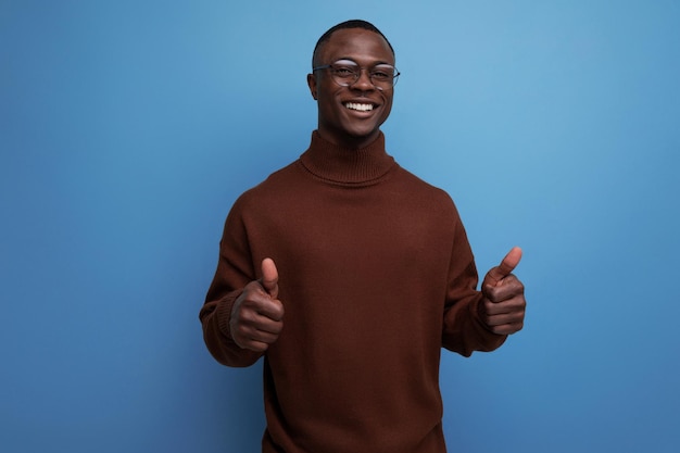 Beau jeune homme africain dans un look élégant sur un fond de studio avec espace de copie