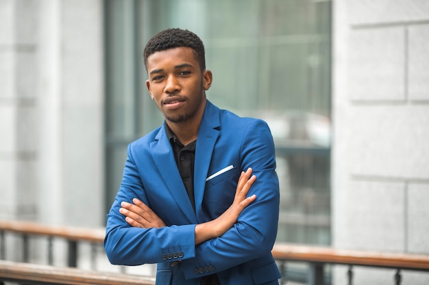 Beau jeune homme africain dans une veste bleue