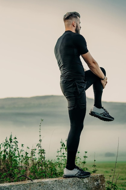 Beau jeune homme barbe qui s'étend dans la nature