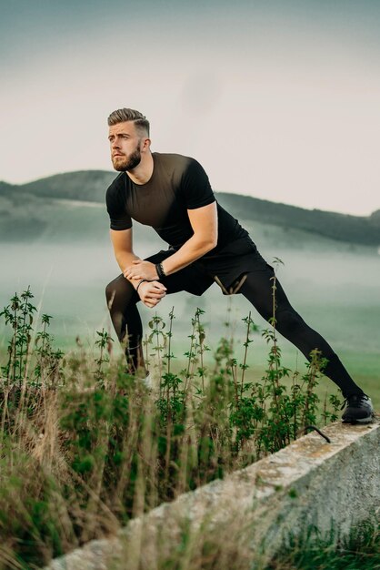 Beau jeune homme barbe qui s'étend dans la nature