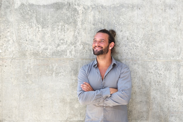 Beau jeune homme à barbe souriant