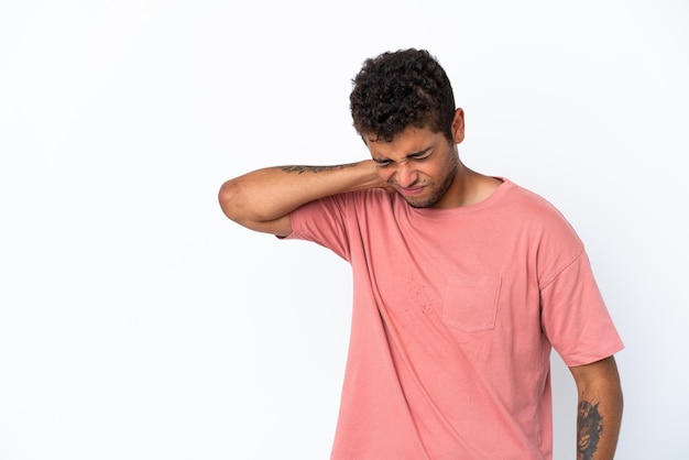 Beau jeune homme brésilien isolé sur fond blanc avec neckache