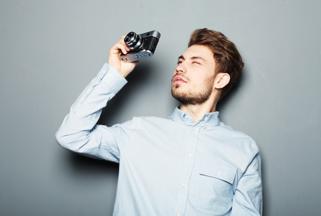 Beau jeune homme avec une caméra