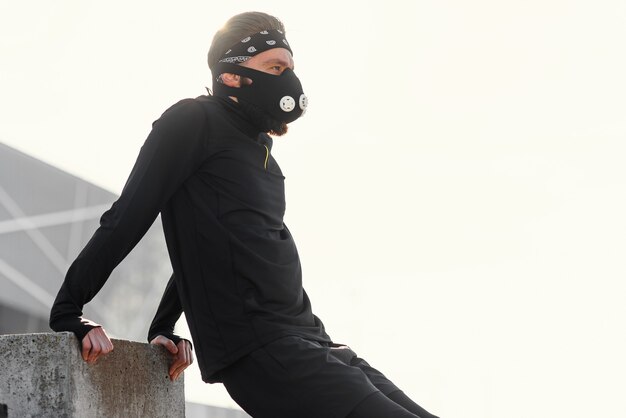 Beau jeune homme caucasien faisant de l'exercice de remise en forme de puissance concept de sport de mode de vie sain