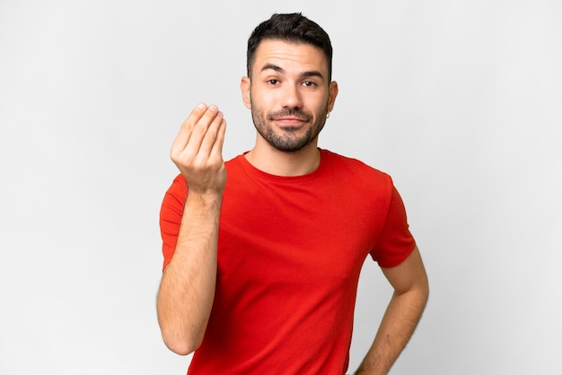 Beau jeune homme caucasien sur fond blanc isolé faisant un geste italien