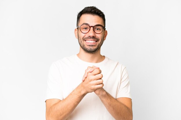 Beau jeune homme caucasien sur fond blanc isolé en riant