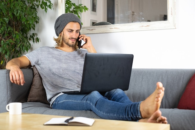 Beau jeune homme caucasien travaillant à la maison